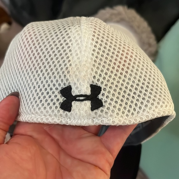 In EUC Under Armour golf ⛳️ hat 🧢 - Picture 3 of 6
